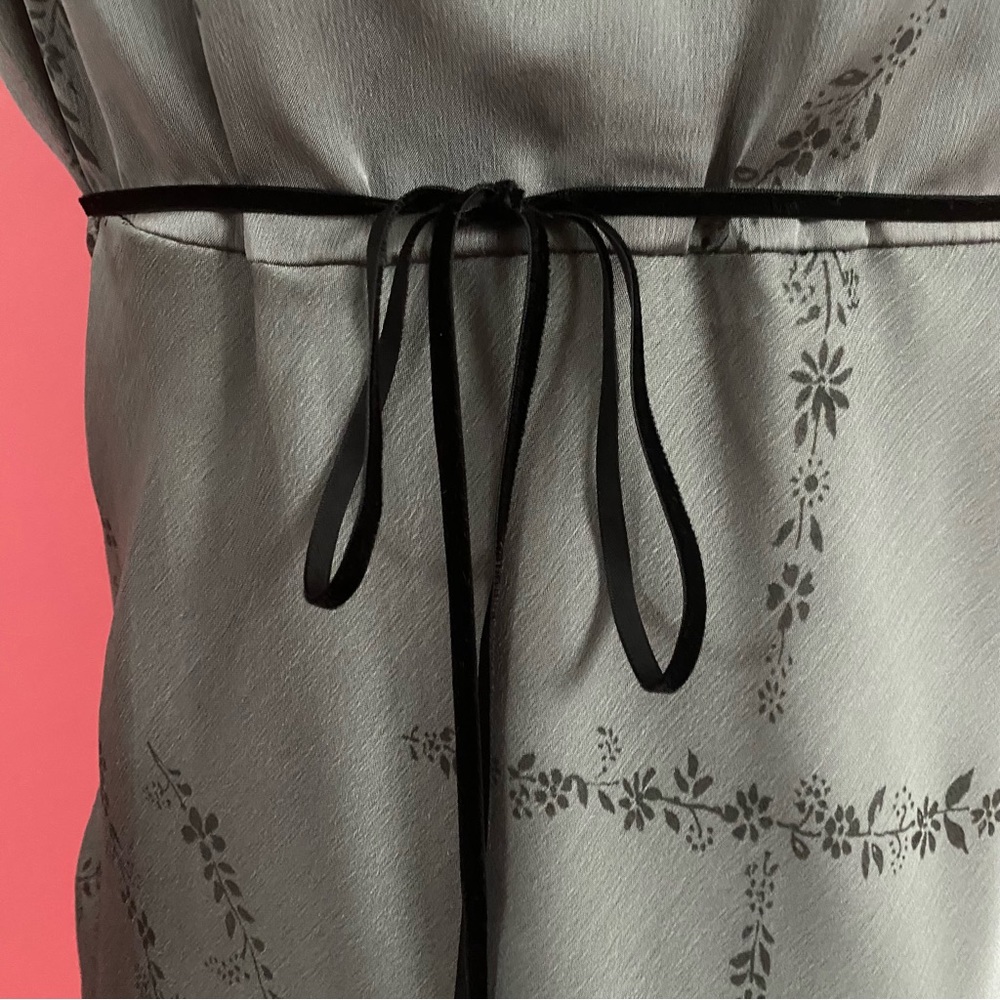 Guess Gray V-Neck Midi Dress with Subtle Floral Pattern - Picture 9 of 14